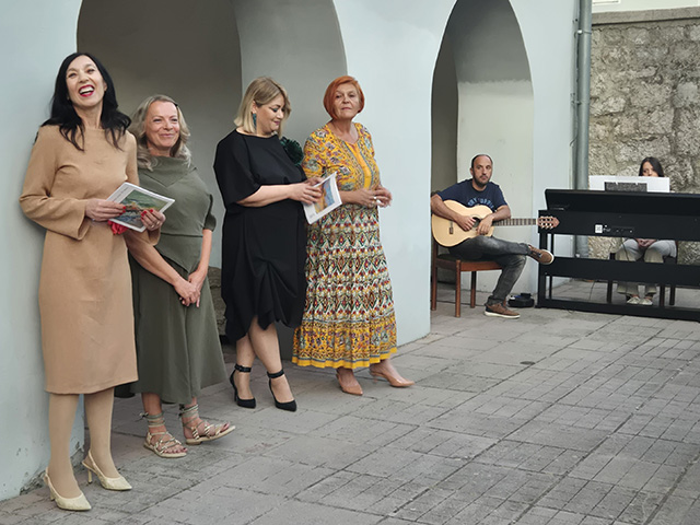 Detalj s otvaranja sinoćne izložbe pejzaža Marijane Štimac. Foto: Tajana Maras                                                                                                                                                                            